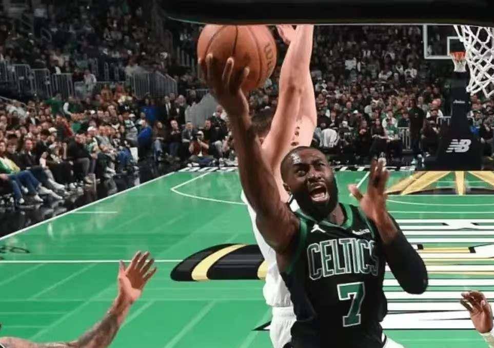 米兰体育在线登录-波士顿凯尔特人训练开放日，今晚迎来里程碑引欢呼，NBA总决赛在即，身体对抗强度拉满